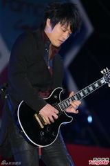 组图：五月天尾牙演出high爆 热度堪比演唱会