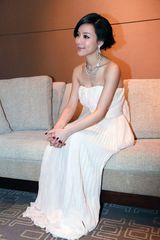 组图：张静初白色礼服亮相 典雅宛若梦幻仙子