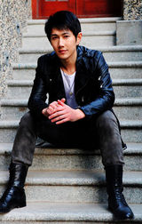 组图：何明翰帅气写真来袭 尽显儒雅男人魅力