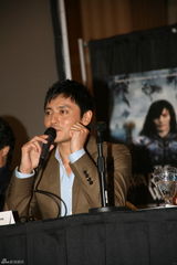 高清组图：张东健赴美宣传《武士之路》帅气亲和