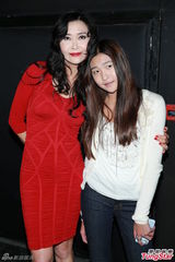 组图：叶玉卿紧身红裙大秀身材 女儿曝光