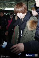 组图：SHINeeBEAST等赴巴黎参加《音乐银行》公演