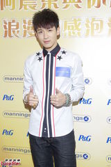 组图：柯震东出席代言阳光帅气引粉丝围观