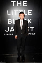 组图：聂远优雅亮相老佛爷摄影展