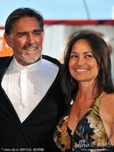 高清：《无果之路》首映女主演秀蕾丝裙 蜜挽男搭档