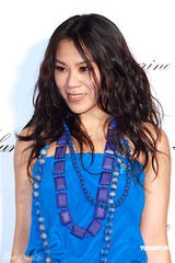 幻灯图集：桂纶镁斜肩裙美艳 蔡健雅宝蓝装优雅