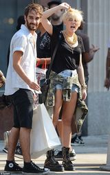 组图：短发麦莉帅气亮相 街边打车着急抓头发