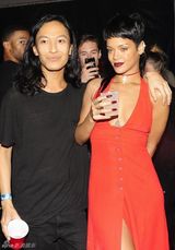 组图：蕾哈娜深V红裙看秀豪气秀八字乳