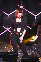 独家高清：Kara性感回归 瘦弱具荷拉腹部现赘肉