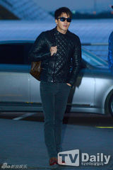 组图：权相佑赴塞班 黑衣加身黑超遮面帅酷
