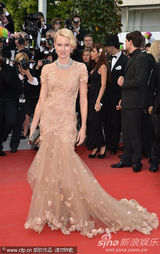 组图：娜奥米-瓦茨戛纳走秀 裸色纱裙妩媚动人