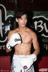 组图：三男模赤膊上阵变拳击手 宣传半裸写真