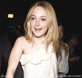 幻灯图：“暮光少女”范宁16岁生日宴 笑容灿烂