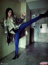 组图：乐明明MV谈恋爱不过瘾 欲做打女过影视瘾