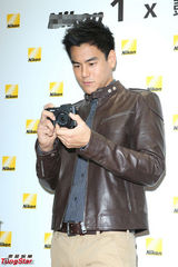 组图：彭于晏帅气现身笑容优雅魅力十足