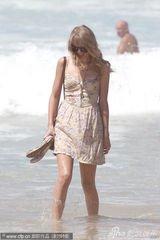 组图：泰勒-斯威夫特海边戏水 神秘男子全程陪伴