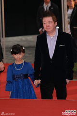 组图：文隽携小女孩走红毯 萝莉呆萌翘莲花指