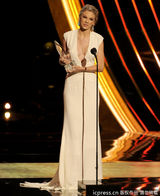 组图：斯威夫特长裙宛如女神 获最受欢迎女歌手