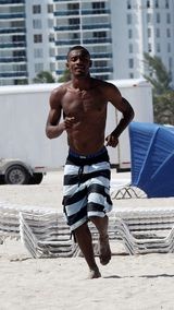 幻灯图集：科特迪瓦中场卡劳和女友迈阿密海滩戏水