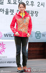 组图：孙艺珍举办签名会 马尾辫运动衫显清新