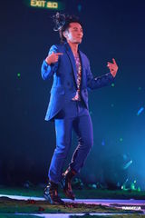 组图：郑伊健开唱遭催婚 女友蒙嘉慧到场欣赏