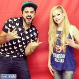 组图：艾薇儿被批粉丝合影不让碰 蕾哈娜随便摸