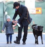 组图：奥兰多独自带子出街 小弗林迷你大衣抢镜