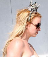 幻灯：布兰妮和男友手牵手逛街 力证感情牢不可摧