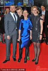 幻灯图集：电影《一家人》首映 导演佩妮莱蓝裙亮眼