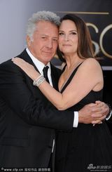 组图：达斯汀-霍夫曼与妻子穿黑色情侣装