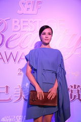 组图：刘孜出席美妆大赏 时尚品位获赞