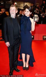 组图：《雪国列车》韩女星高雅星蓝裙微笑现身