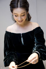 组图：秦海璐典雅亮相 获定制款婚戒疑好事将近