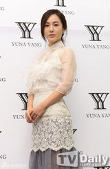 组图：A pink孙娜恩朴初珑站台秀修长美腿