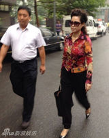 组图：梦鸽抵达法院遭围堵 面对媒体神情冷峻