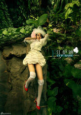 组图：江伊涵拍森林宣传片 化身性感丛林精灵