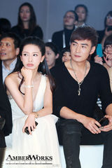 组图：潘霜霜酥胸半露秀性感 纯净之心期待美好爱情