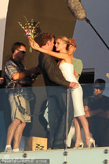 组图：娜塔莉-波特曼低胸白裙秀深沟 片场大拍热吻戏