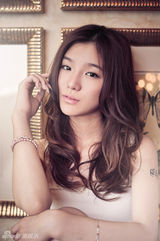 组图：快乐女声拍摄时尚大片演绎城堡精灵