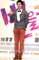 幻灯图：崔贞媛美艳红裙出席SBS新剧发布会