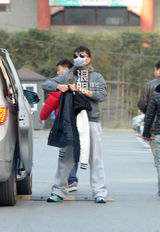 组图：孙红雷回京左牵女友右搂女伴三人行