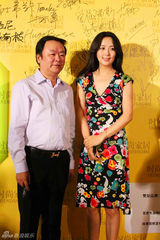 组图：杨童舒碎花裙时尚亮眼 庆典晚宴笑容灿烂