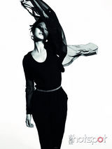 组图：桂纶镁拍时尚杂志大片 演绎黑白之美