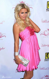 幻灯图集：帕丽斯-希尔顿携男友亮相 车中亲昵