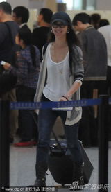 组图：汤唯素颜低调现身机场 见镜头可爱打招呼