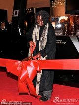 组图：奥斯卡小金人亮相 女星乌比-戈德堡剪彩