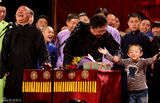 组图：德云社双节专场 郭德纲率众弟子卖力演出