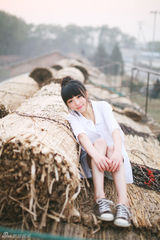 组图：童可可夏日写真白衣小清新