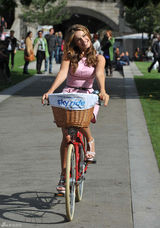 高清组图：英国女星凯莉-布鲁克粉色短裙骑单车