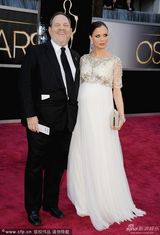 组图：设计师乔治娜-查普曼怀孕遮肚亮相红毯